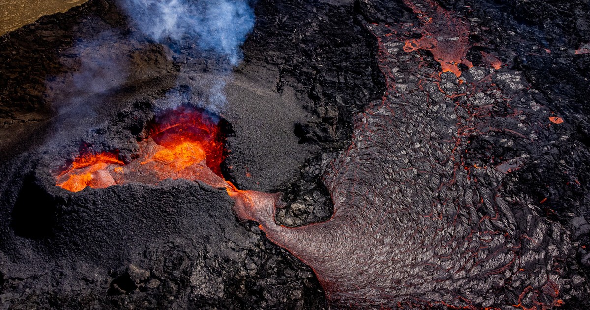 Volcán en Islandia.  Las autoridades elevaron la alerta meteorológica y evacuaron la ciudad