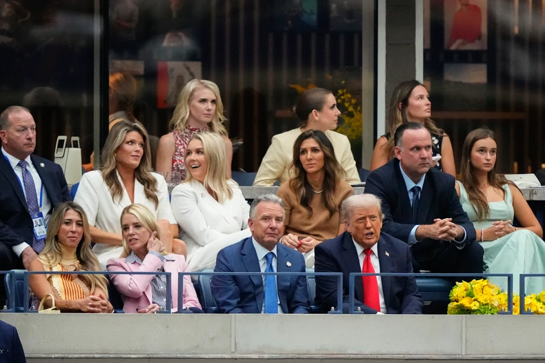 Predsednik Donald Tramp, u društvu Stiva Vitkofa, Pem Bondi, Karolajn Levit i Lindzi Haligan na teniskoj utakmici 7. septembra 2025. u Njujorku