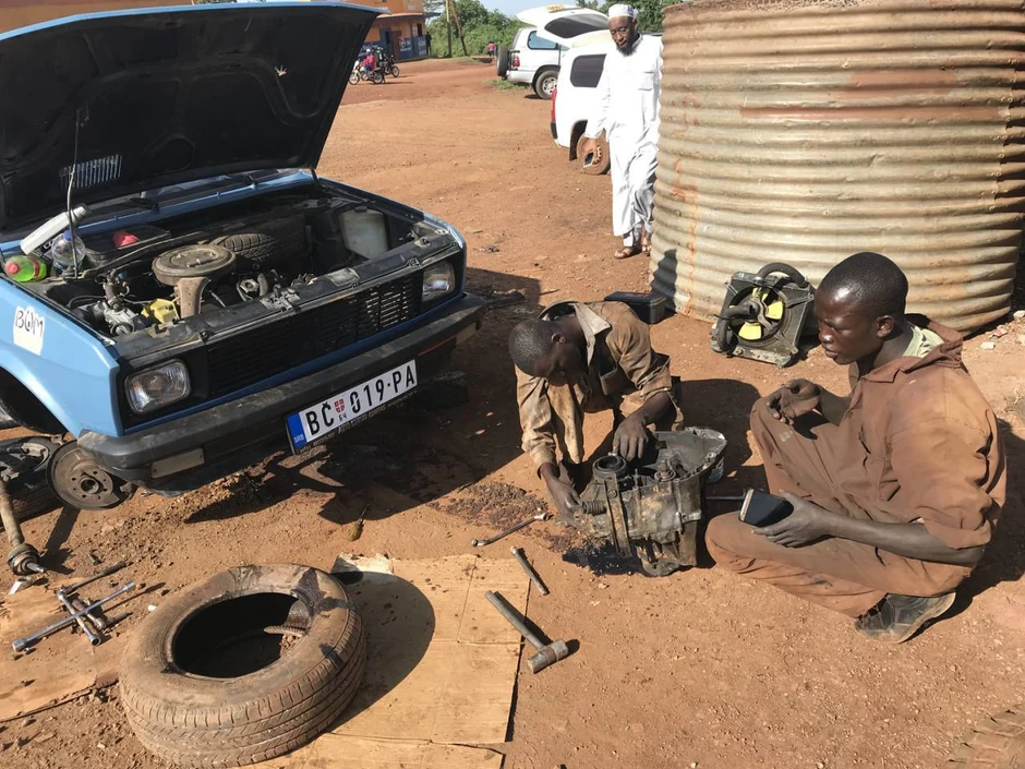 Popravka menjača u Keniji