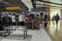 Nowy kontrowersyjny trend na lotniskach. Opóźnia loty, irytuje pasażerów