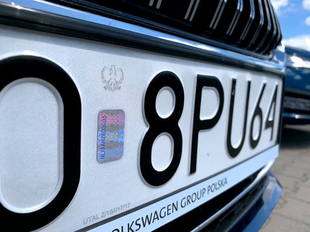 Opłata rejestracyjna od samochodów spalinowych zamiast akcyzy - nowy pomysł rządu na KPO