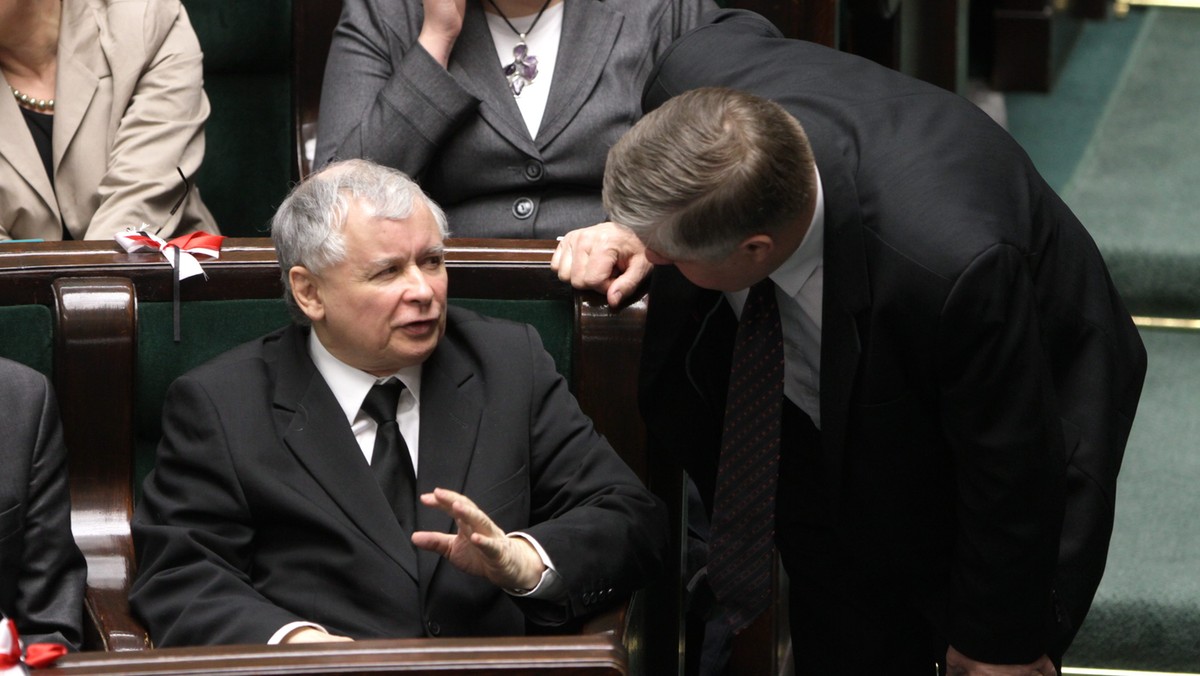 Jesteśmy przeciwnikami rozwiązywania szkół - powiedział w piątek w Sejmie prezes PiS Jarosław Kaczyński. Wyjaśniając przyczyny rozwiązania struktur PiS w Łodzi oświadczył, że członkowie jego partii muszą realizować linię ugrupowania. - To uderzenie w najważniejsze interesy, czyli interesy dzieci i młodzieży - mówił lider PiS.