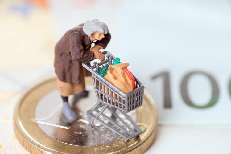 OECD podkreśla, że większość krajów wspólnoty podnosi wiek emerytalny. W ostatnim czasie takie zmiany wprowadziło 13 państw. Podnosi się również wiek uprawniający do pobierania minimalnej emerytury. W Polsce wynosi on 25 lat i jest jednym z najwyższych we Wspólnocie. Aby otrzymać najniższe świadczenie, dłużej muszą pracować jedynie mieszkańcy Argentyny, Belgii i Czech.