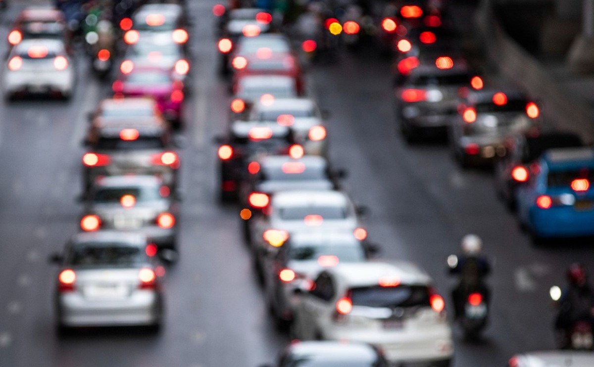 Korek uliczny w centrum polskiego miasta, rzędy samochodów w godzinach szczytu, raport TomTom Traffic Index 2025