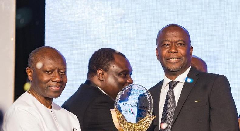 Finance Minister Ken Ofori Atta presenting an award to a winner at the Ghana Club 100