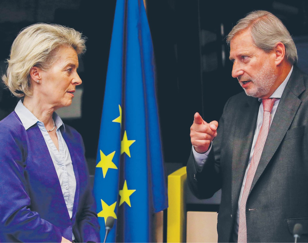 Szefowa Komisji Europejskiej Ursula von der Leyen i komisarz ds. budżetu Johannes Hahn