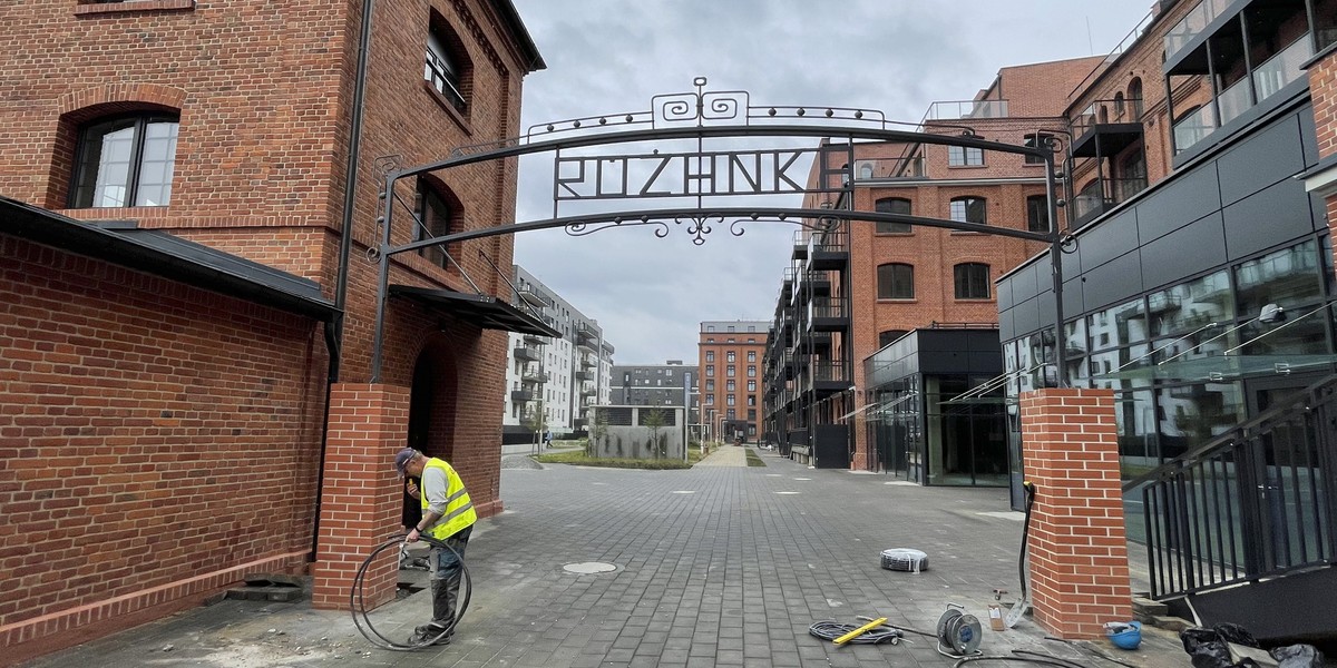 Według portalu TuWrocław mieszkańcy skarżą się, że brama na nowym osiedlu we Wrocławiu przypomina wejście do obozu koncentracyjnego