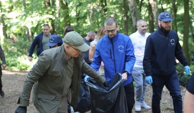 Vučević u akciji čišćenja Fruške gore