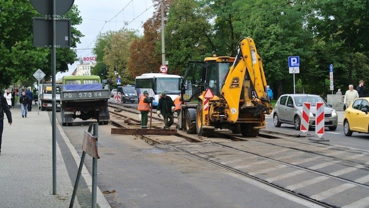 Trwa jeden z najbardziej uciążliwych remontów drogowych - naprawa węzła tramwajowego na skrzyżowaniu mostu Teatralnego oraz ulic Roosevelta i Dąbrowskiego. Roboty trwają, ale tylko w dzień.