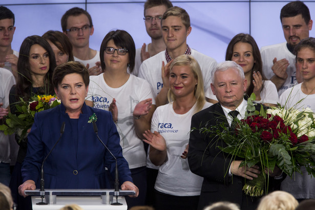 Wieczór wyborczy Prawa i Sprawiedliwości (PiS), Beata Szydło i Jarosław Kaczyński, 25.10.2015