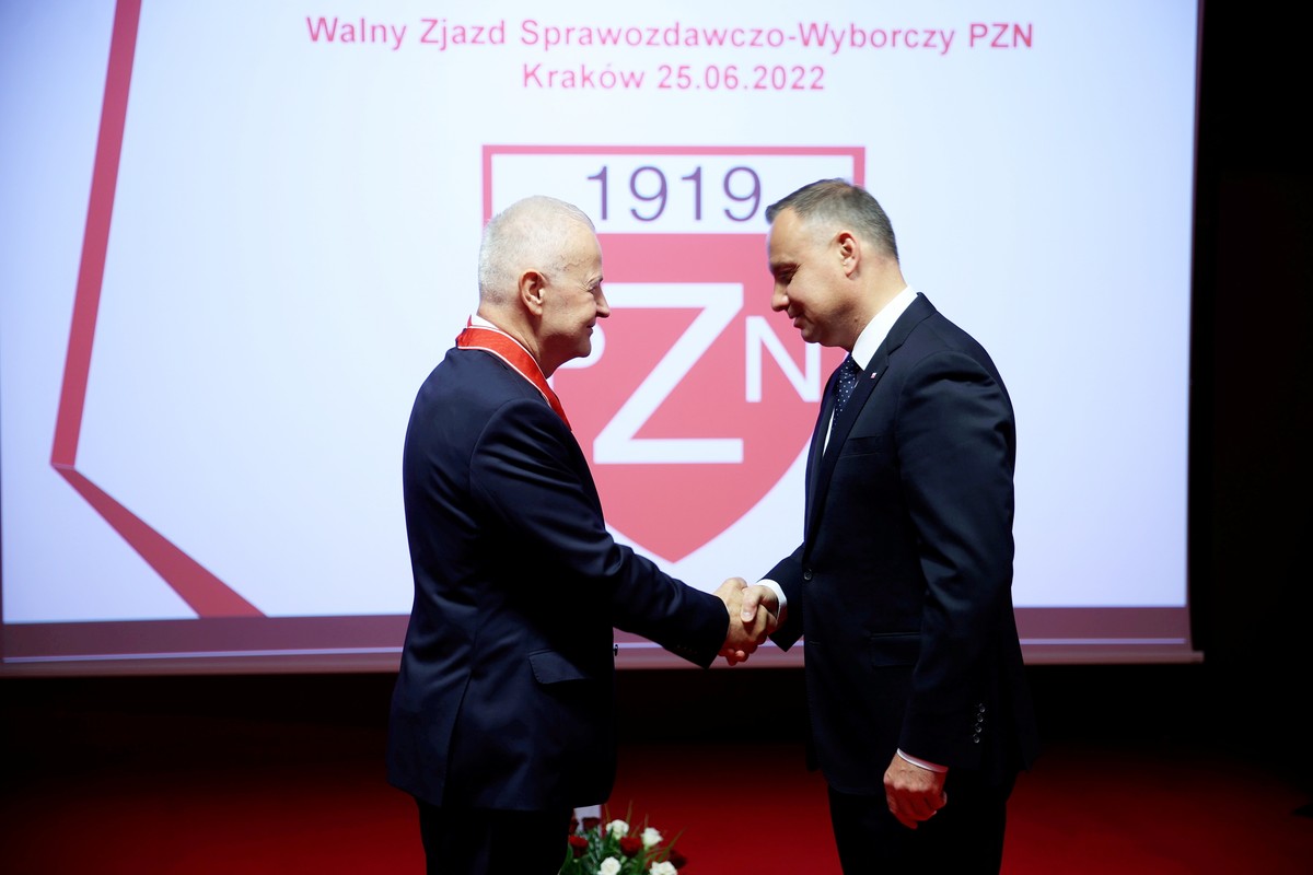 Prezydent Andrzej Duda (P) i prezes PZN Apoloniusz Tajner (L) podczas Sprawozdawczo-Wyborczego Walnego Zjazdu Delegatów Polskiego Związku Narciarskiego w Krakowie
