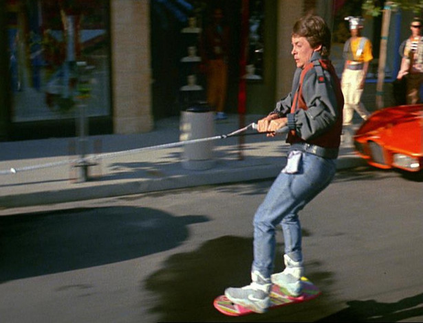 Marty McFly dostał samozawiązujące się buty. Szkoda, że nie latają