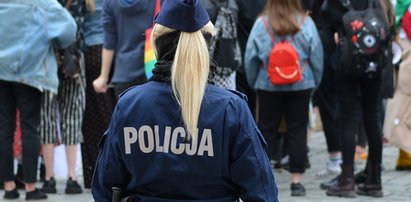 Policjantka legitymowała znajomych na imprezie. Teraz odebrano jej legitymację i broń 