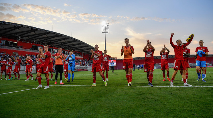 A kisvárdai csapat ünnepli győzelmüket a labdarúgó Konferencia-liga selejtezőjének második fordulójában, a Kisvárda Master Good - Kajrat Almati visszavágó mérkőzés után a kisvárdai Várkerti Stadionban 2022. július 28-án. A magyar csapat 1-0-ra győzött, így 2-0-ás összesítéssel jutott tovább / Fotó: MTI/Czeglédi Zsolt