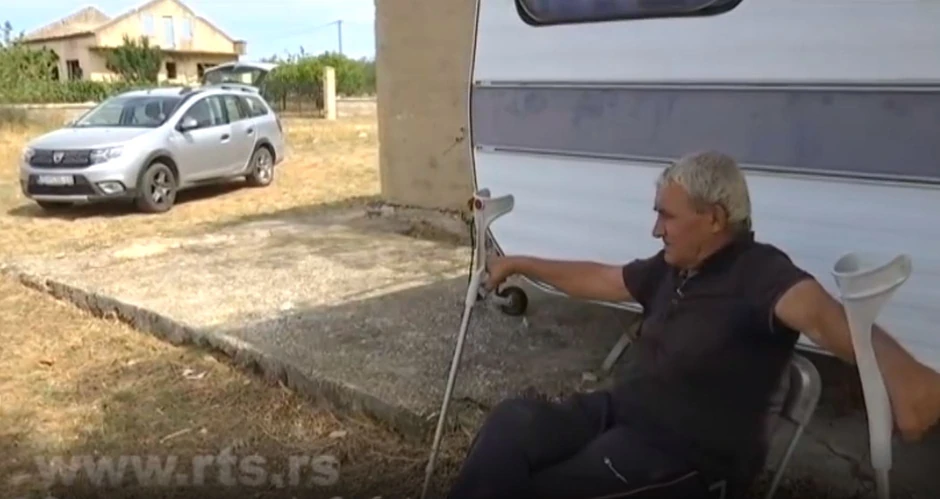 Bogdan ispred kamp kućice u svom dvorištu