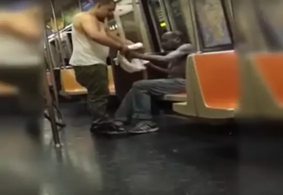 Podarował bezdomnemu w metrze swoje ubranie. Świadek ukradkiem nagrał jego wzruszający gest