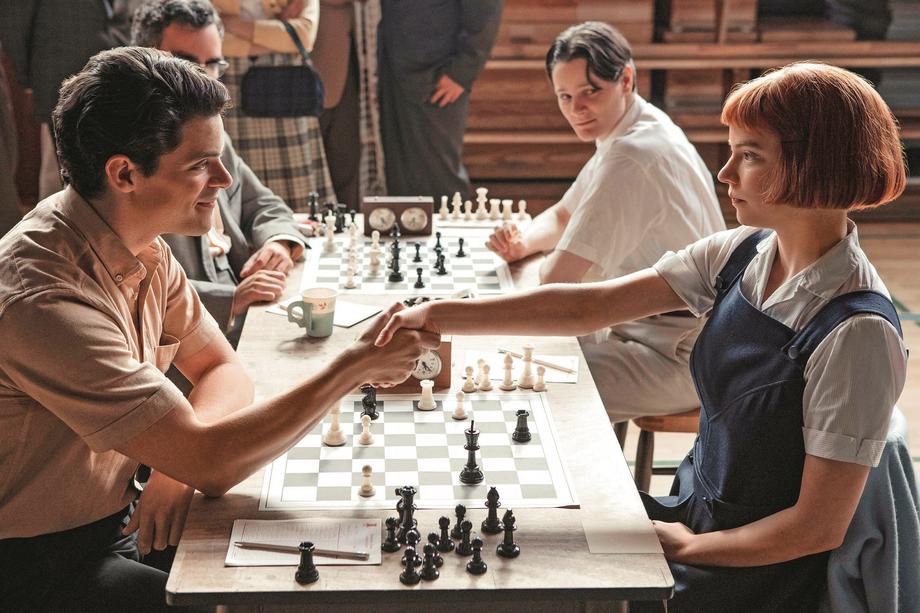 Tylko w ciągu pierwszych 28 dni od premiery „Gambit królowej” obejrzały 62 mln widzów. Produkcja Netfliksa okazała się nie tylko serialowym hitem, ale i motorem napędowym dla całej branży szachowej 