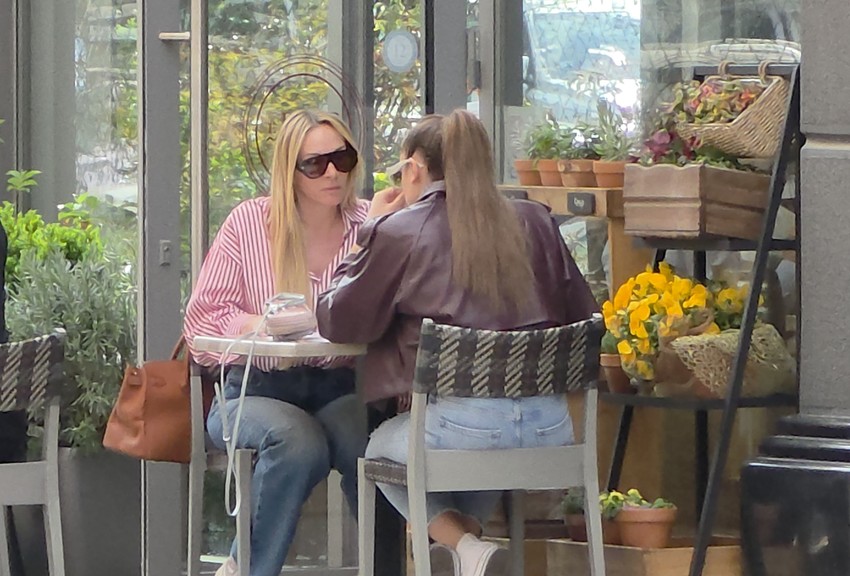 Luna i Anabela u kafiću