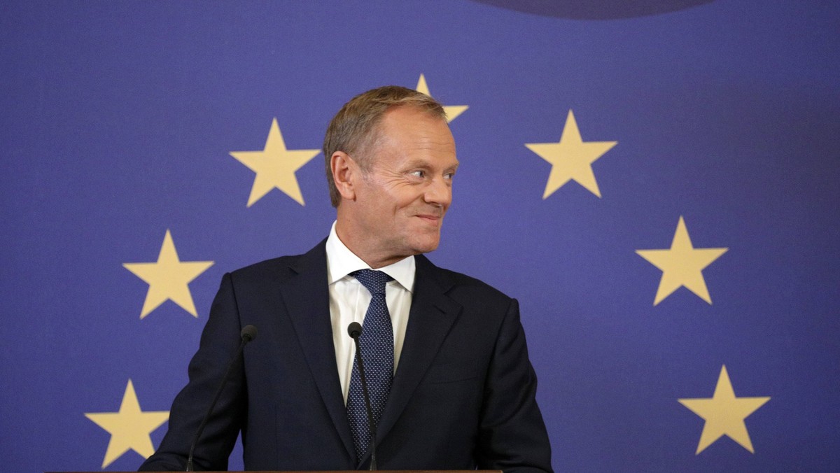 Donald Tusk udzielił wywiadu wieczorem TVN24. W czasie tej rozmowy oświadczył, że nie pojawi się na obchodach wybuchu II wojny światowej w Polsce. Zapowiedział również, że o swoich planach po zakończeniu pracy w Radzie Europejskiej, poinformuje w grudniu. Po wywiadzie Tusk opublikował na Twitterze jedno zdjęcie.