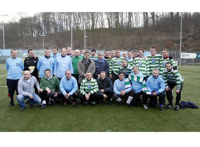 Premier nie ukrywa, że lubi też pokopać. Na zdjęciu: mecz weteranów Lechii z politykami i przyjaciółmi klubu, 2009 rok