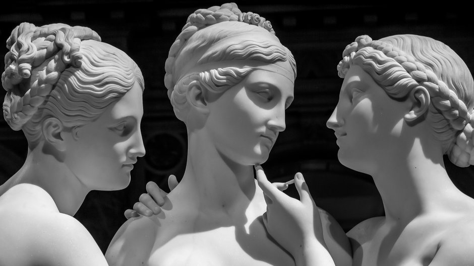 Trzy Gracje autorstwa Bertela Thorvaldsena. Neoklasycystyczna rzeźba z marmuru