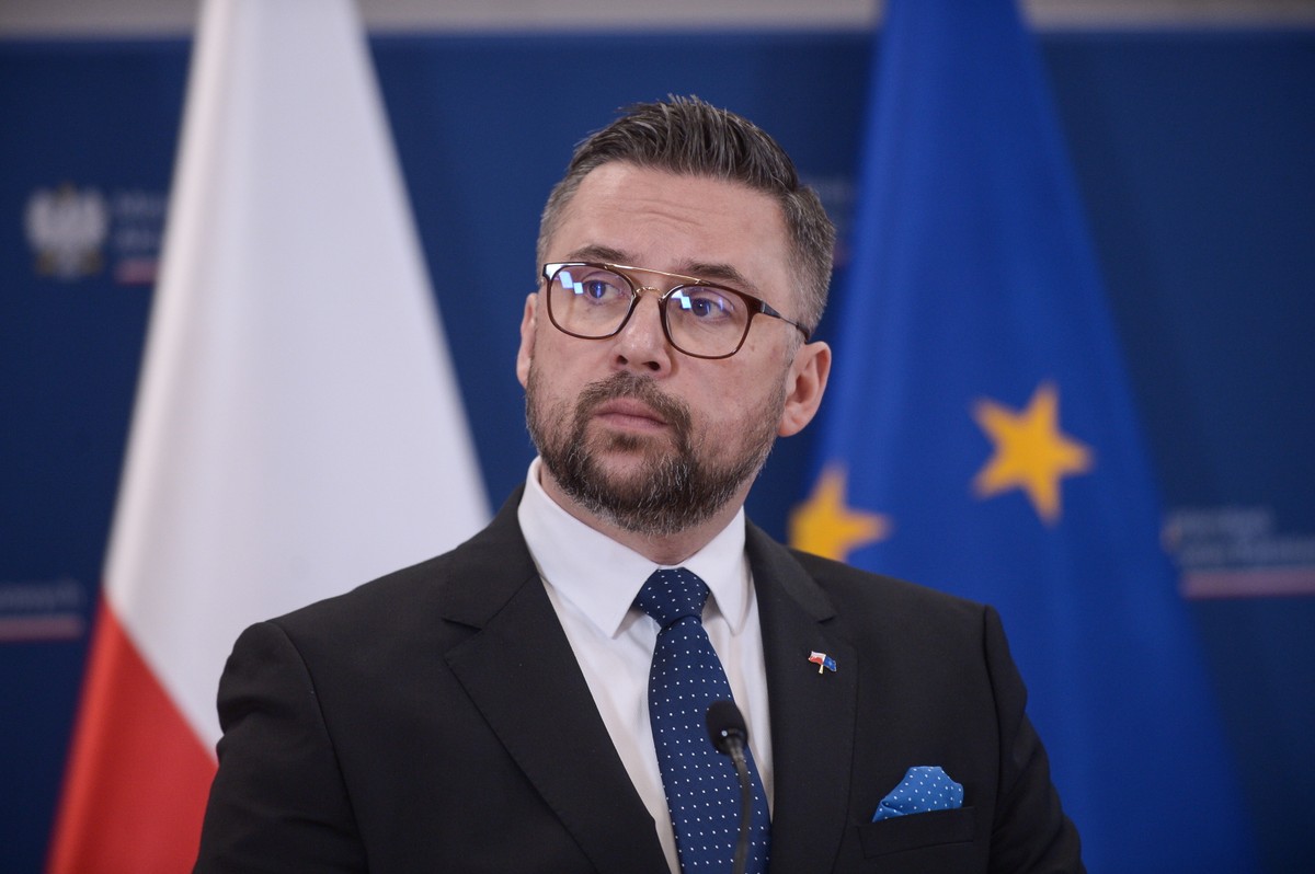 Wiceminister aktywów państwowych Marcin Kulasek podczas konferencji prasowej w siedzibie Ministerstwa Aktywów Państwowych w Warszawie
