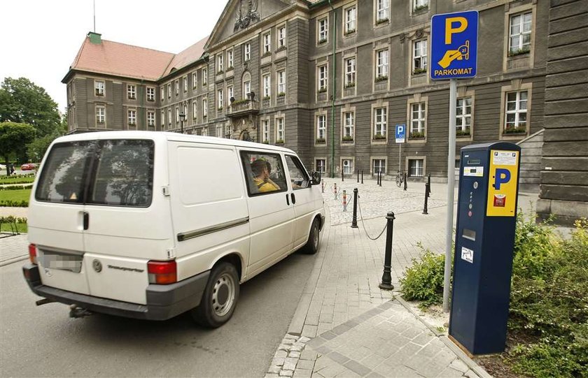 Urząd miasta zrobił sobie parking