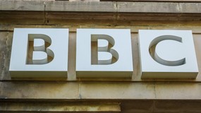 Afera w BBC. Tim Davie i Deborah Turness odchodzą po krytyce filmu o Trumpie