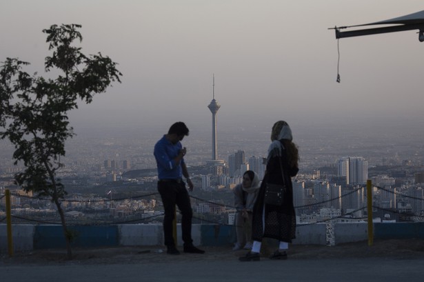 Młodzi Irańczycy na tle Milad Tower, wieży górującej nad Teheranem. Widok ze wzgórza Tochal, 25.08.2015