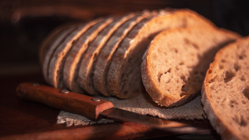 Najlepiej kupować chleb w całości i kroić go samodzielnie. 