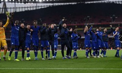 Niesamowita końcówka Chelsea w derbach Londynu. Liverpool nie zwalnia