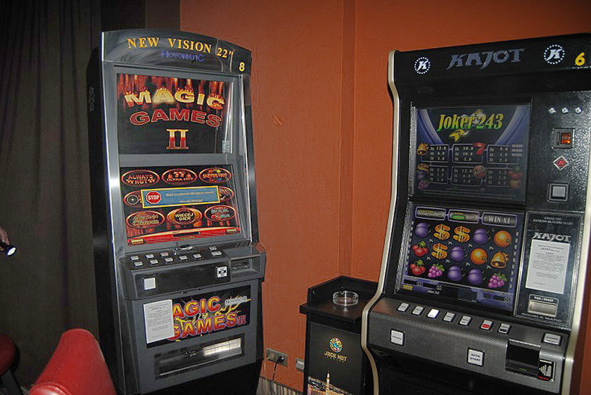 Policja w Gnieźnie zabezpieczyła 22 nielegalne automaty do gier