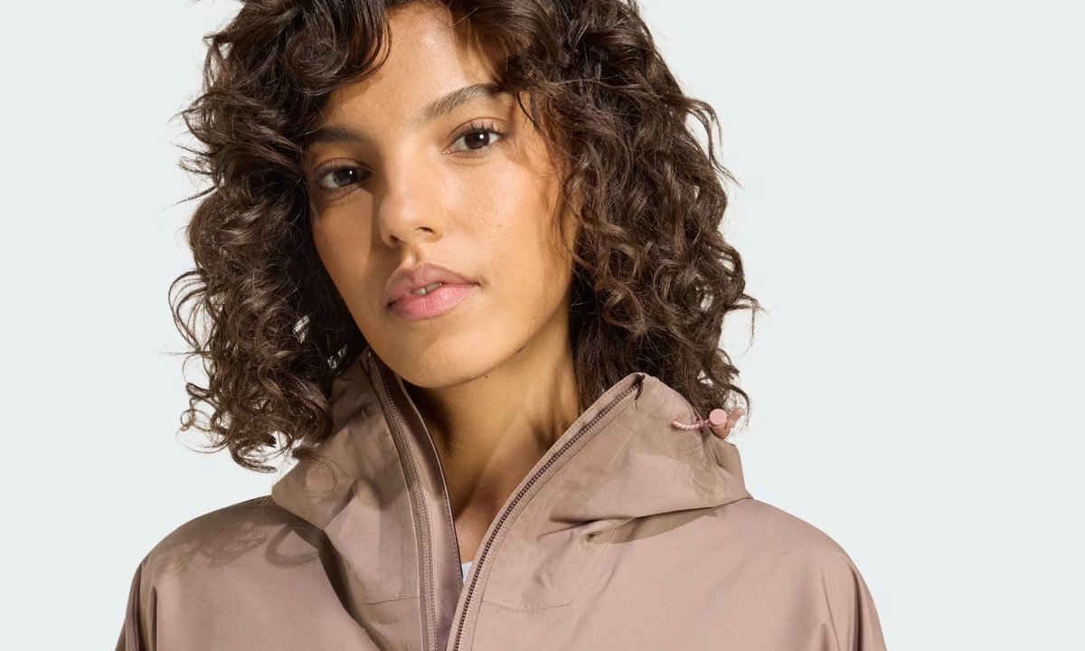 Adidas ostro tnie ceny! Dziewczyny masowo kupują tę lekką parkę na teraz i na jesień