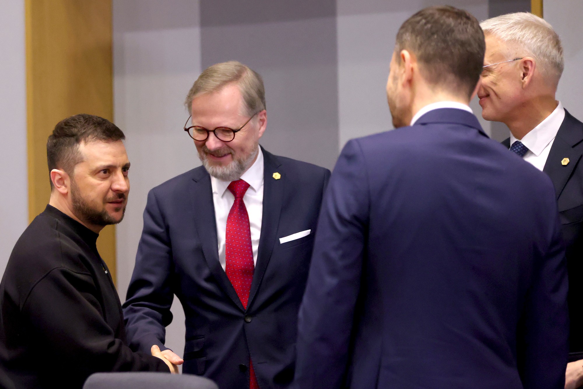 Zľava ukrajinský prezident Volodymyr Zelenskyj, český premiér Petr Fiala, lotyšský premiér Krišjánis Kariňš a slovenský premiér Eduard Heger.