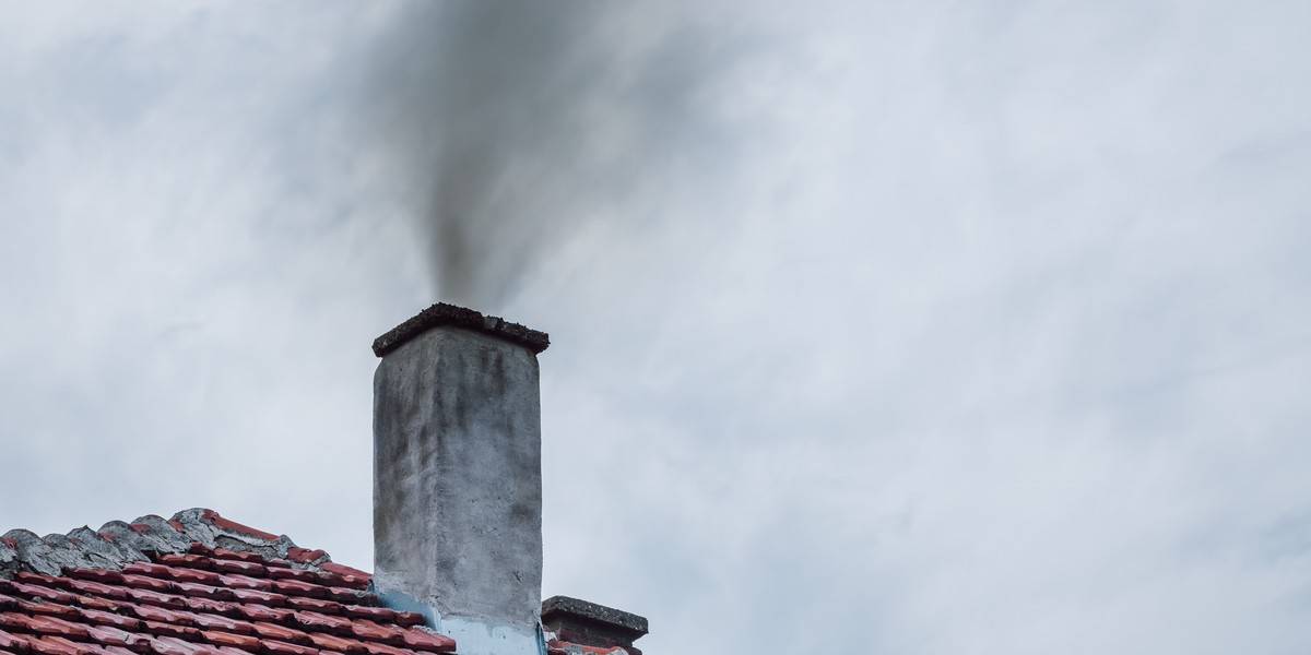 Palenie szmatami i odpadami generuje emisję trujących gazów