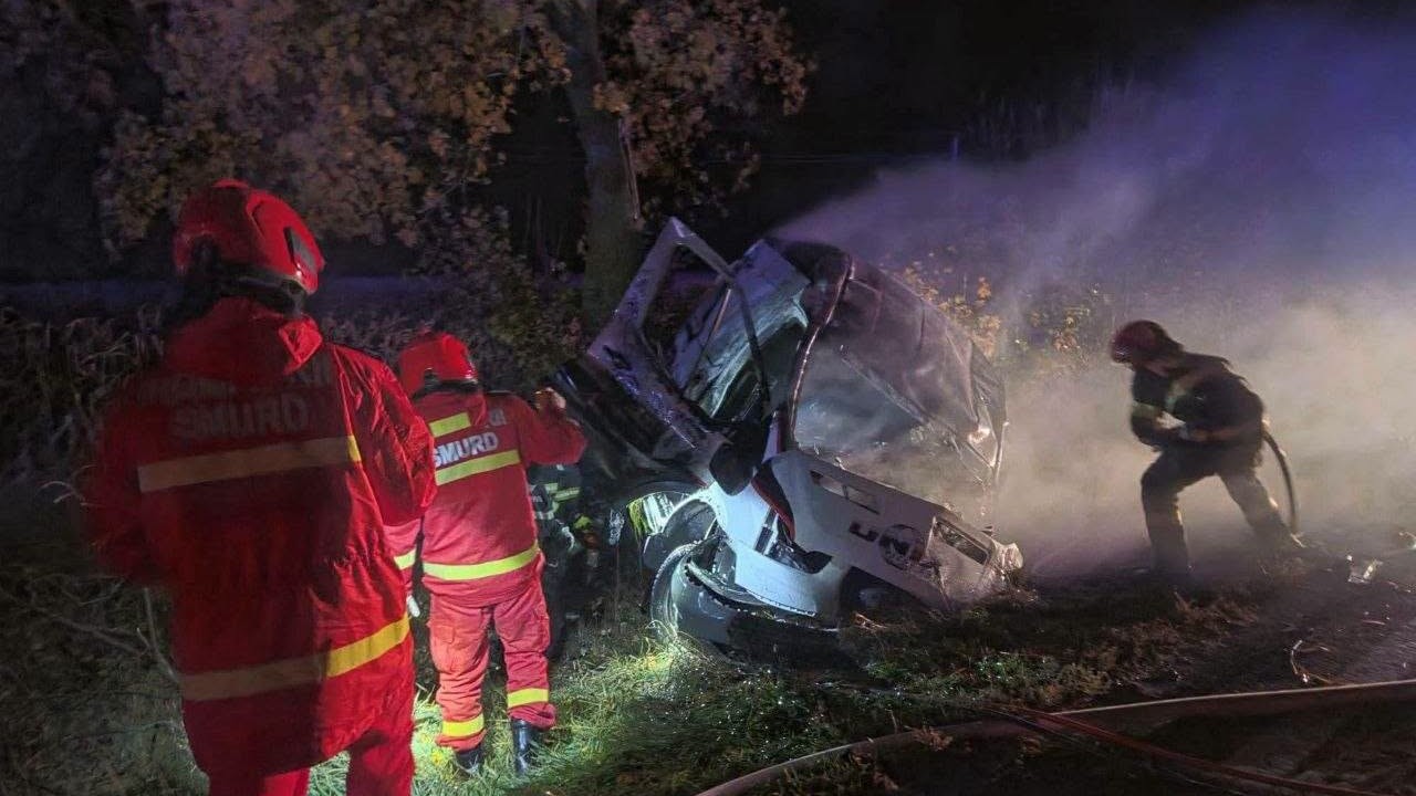 Doi șoferi au murit pe o șosea din Iași, într-un accident, la Mirosloveşti. O mașină a luat foc după impact 