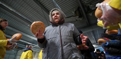 Przygnębiające obrazki w Mariupolu. Ludzie nie mają wyjścia. Muszą to robić, by przeżyć