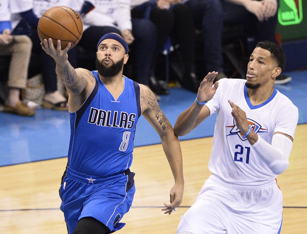 Deron Williams (L) w barwach drużyny Dallas Mavericks podczas meczu z Oklahoma City Thunder w kwietniu 2016 r.