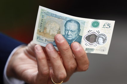 W nowych pięciofuntowych banknotach jest zwierzęcy tłuszcz – brytyjscy weganie są oburzeni