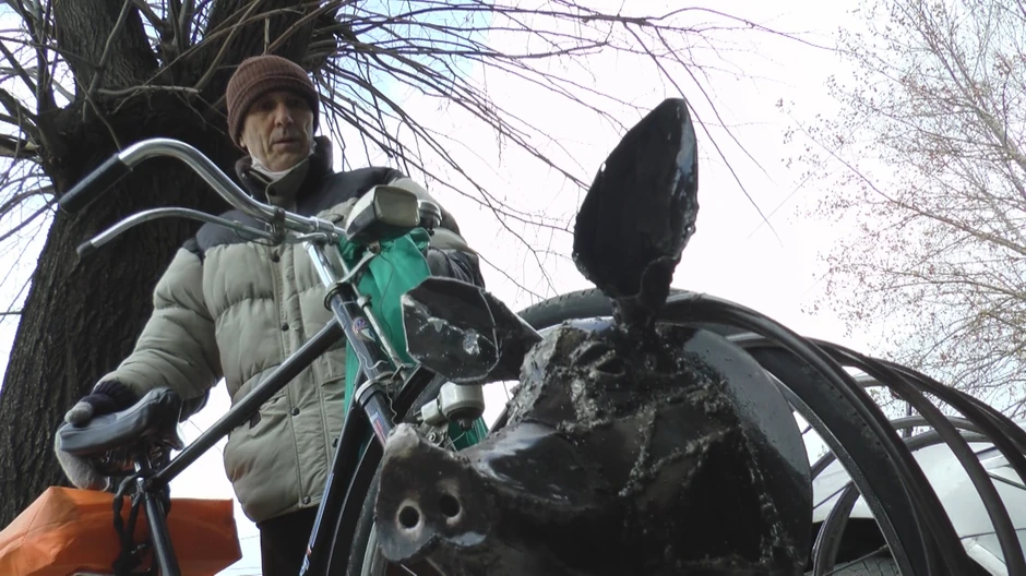 Držač za bicikle u Čačku koji je nasmejao Srbiju