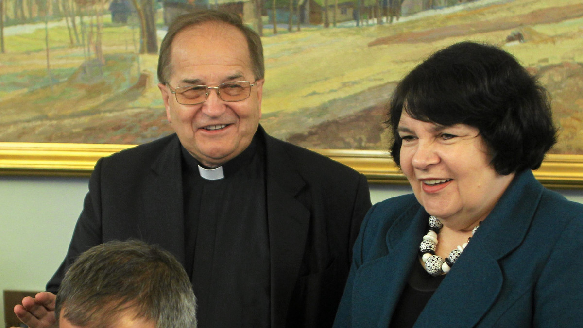 Policja rozpoczęła procedurę ws. uchylenia immunitetu posłance Annie Sobeckiej (PiS) w związku z zapłaceniem przez nią grzywny za o. Tadeusza Rydzyka. Sobecka uważa, że informacje o tych działaniach policji mają na celu zdyskredytowanie jej w oczach opinii publicznej.