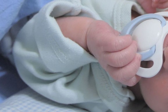 BEBA PREMINULA OD TOPLOTNOG UDARA Roditelji je zaboravili u automobilu? Tragedija na Kanarskim ostrvima