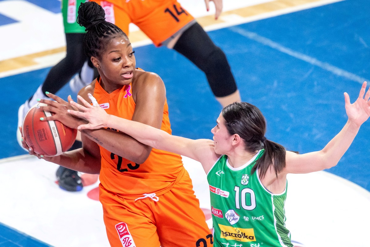 Koszykarka BC Polkowice Stephanie Mavunga (L) i Aleksandra Stanacev (P) z Pszczółki Polski-Cukier AZS-UMCS Lublin podczas meczu turnieju finałowego Suzuki Pucharu Polski