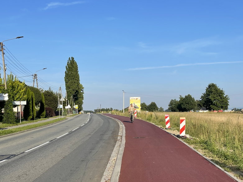 Budowa ścieżki rowerowej - Ćwiklice, skrzyżowanie z ul. Zawadzkiego - 04.08.2022 - autor: pless.pl