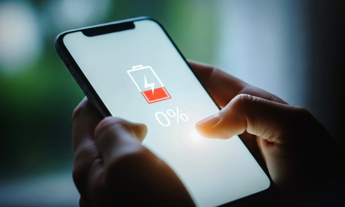 Kiedy ładować telefon do 80 proc., a kiedy do 100 proc.? Ekspert wyjaśnia