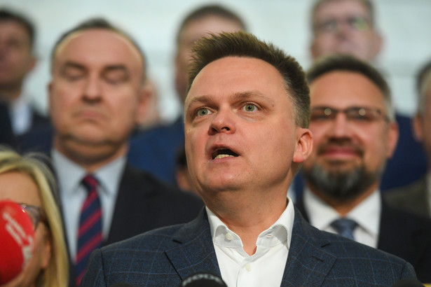 Szymon Hołownia razem z nowo wybranymi parlamentarzystami w Sejmie