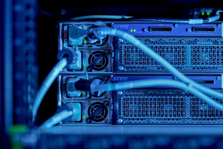 Podczas testów łączne zużycie pamięci RAM wynosi ponad 18000 GB, a w sieci generowany jest ruch na poziomie 2,8 TBps.