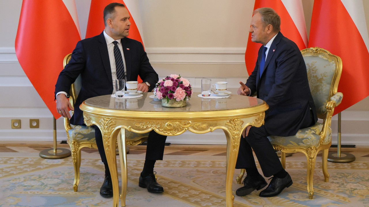 "Stan Wyjątkowy". Tusk czaruje Nawrockiego. Potajemne kontakty ludzi prezydenta z rządem. Duda atakuje Kaczyńskiego