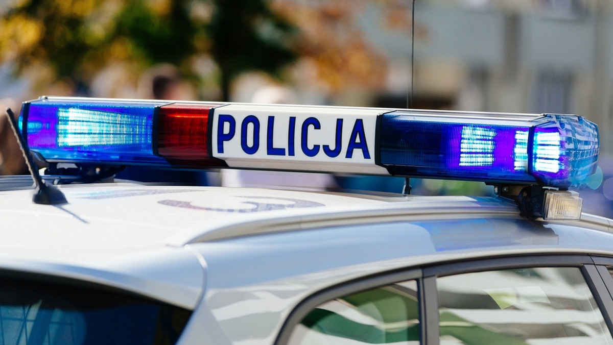 Wielkopolscy policjanci zatrzymali w Poznaniu 22-latka poszukiwanego za oszustwa popełnione w całej Polsce. Za mężczyzną, który miał oszukiwać nabywców sprzedawanego w sieci towaru, wydano m.in. pięć listów gończych.