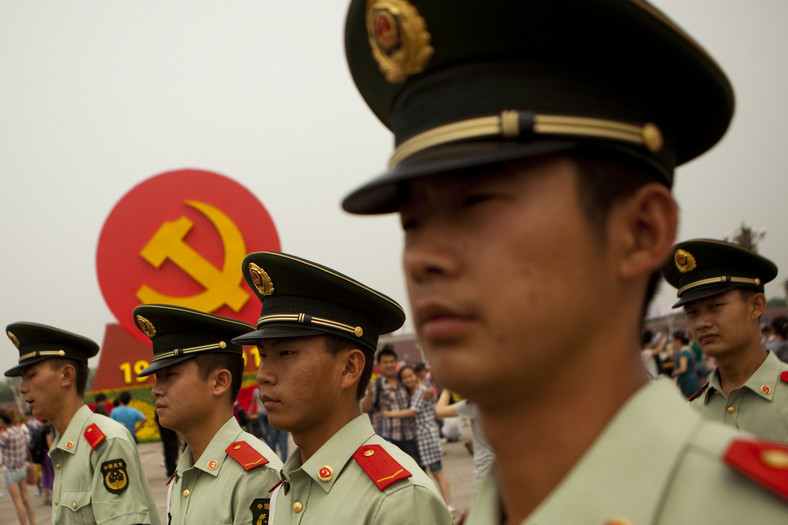Chińscy policjanci podczas defilady z okazji 90-lecia Komunistycznej Partii Chin